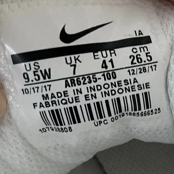 NWOB NIKE Leather Tennis Shoes Sneakers White Size 9.5W