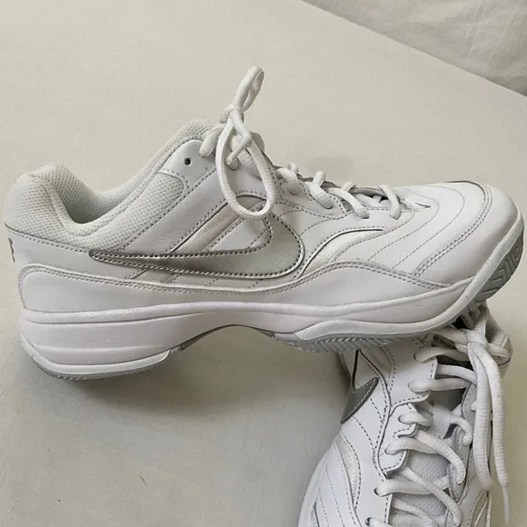 NWOB NIKE Leather Tennis Shoes Sneakers White Size 9.5W