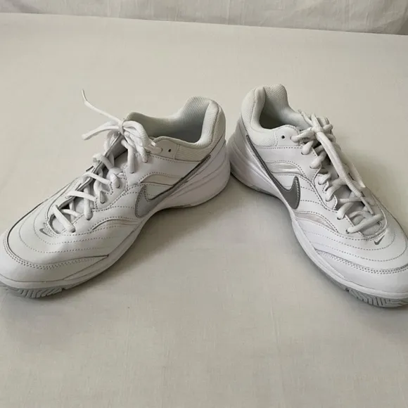 NWOB NIKE Leather Tennis Shoes Sneakers White Size 9.5W