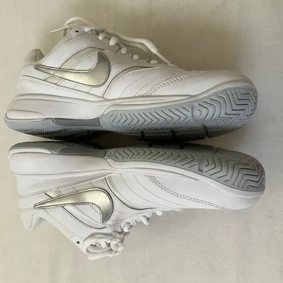 NWOB NIKE Leather Tennis Shoes Sneakers White Size 9.5W