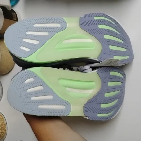 nwob Supernova Solutions  tennis shoes