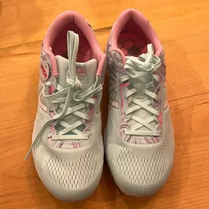 NWT Big Girls Size 6.5 Wide New Balance Shoes