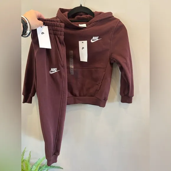 NWT 🍃 KIDS NIKE  Club Fleece Joggers Pants / sweats - size XS