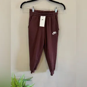 NWT 🍃 KIDS NIKE  Club Fleece Joggers Pants / sweats - size XS