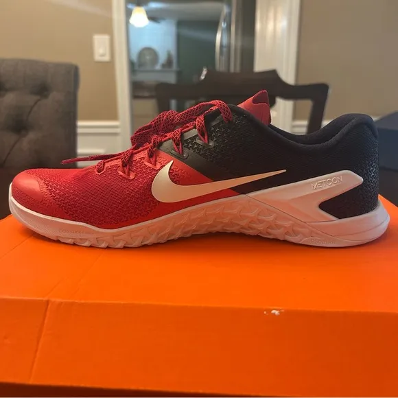 NWT RARE Mens Metcon red/black Training Shoes 9.5