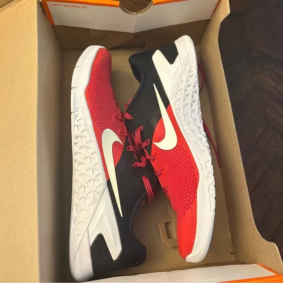 NWT RARE Mens Metcon red/black Training Shoes 9.5