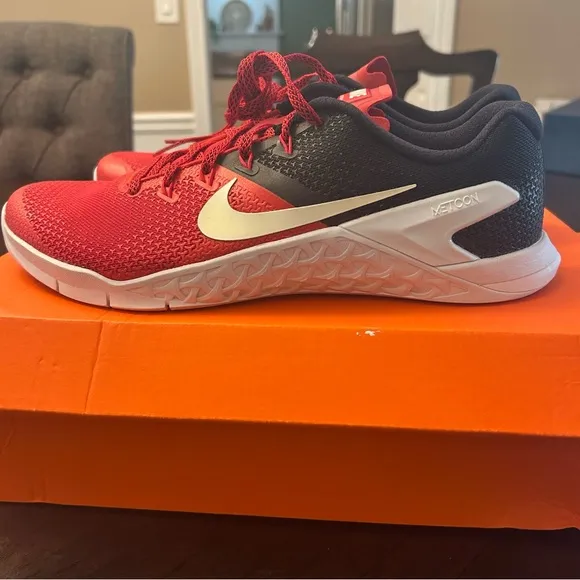 NWT RARE Mens Metcon red/black Training Shoes 9.5