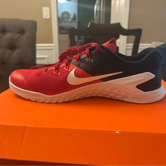 NWT RARE Mens Metcon red/black Training Shoes 9.5