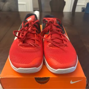 NWT RARE Mens Metcon red/black Training Shoes 9.5