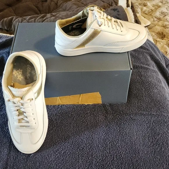 Olukai size 5 white