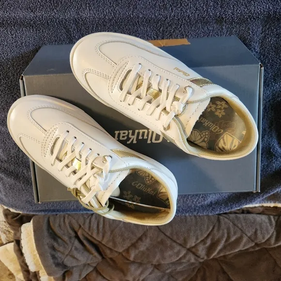 Olukai size 5 white