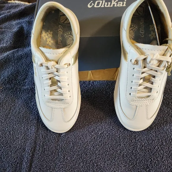 Olukai size 5 white
