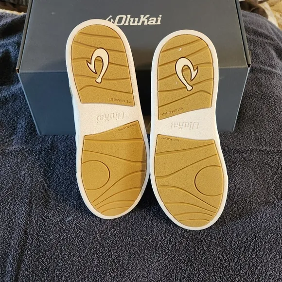 Olukai size 5 white
