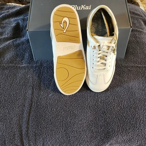Olukai size 5 white