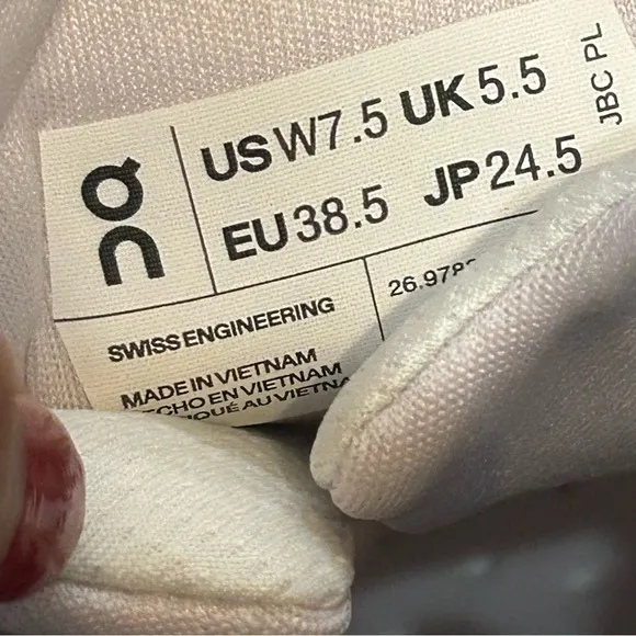 ON CLOUDNOVA undyed white fade athletic training running shoes sz7.5 new in box
