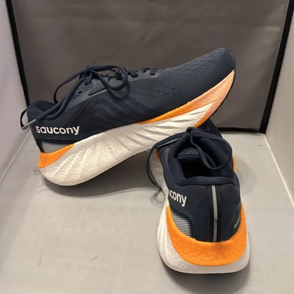 Saucony women’s Blue and Orange Running Shoes size 8.5