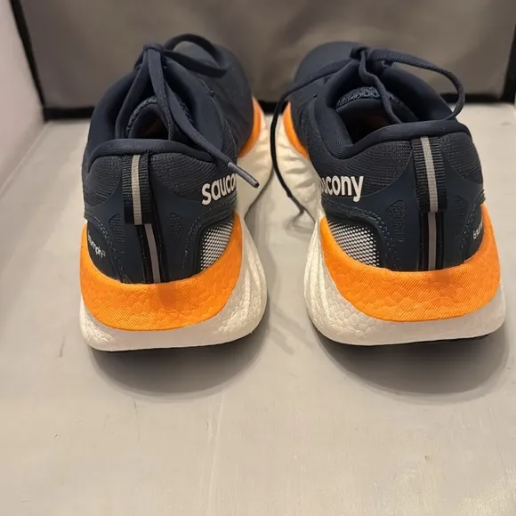 Saucony women’s Blue and Orange Running Shoes size 8.5