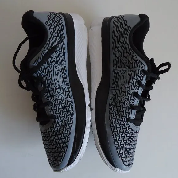 SIZE 6 Y. UNDER ARMOUR Boy's pre-school running sneakers shoes.