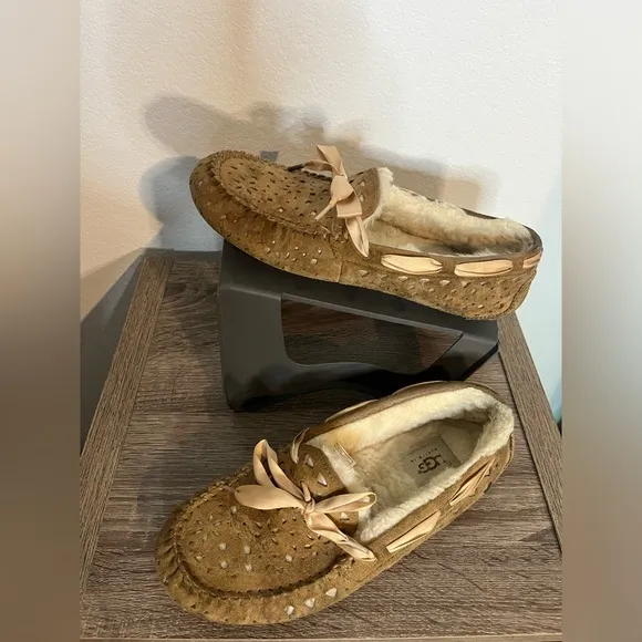 UGG Dakota Sunshine Perf Ribbon Satin Laces Bow Leather Chestnut Slippers Sz 9