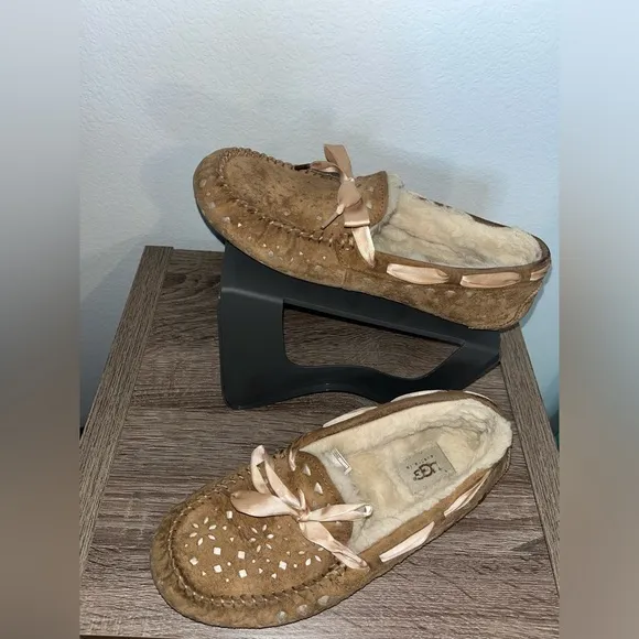 UGG Dakota Sunshine Perf Ribbon Satin Laces Bow Leather Chestnut Slippers Sz 9