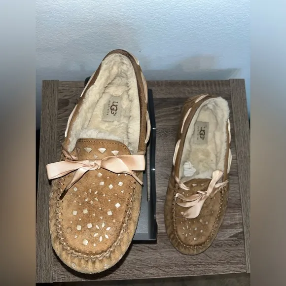 UGG Dakota Sunshine Perf Ribbon Satin Laces Bow Leather Chestnut Slippers Sz 9