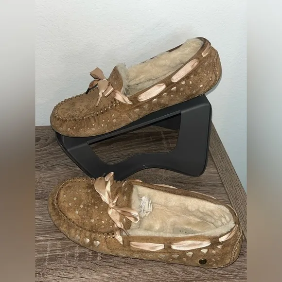 UGG Dakota Sunshine Perf Ribbon Satin Laces Bow Leather Chestnut Slippers Sz 9