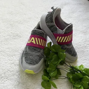 Under Armour Sneakers Girls Kids Youth Size 4.5 pink Gray Outhustle Tennis Shoes