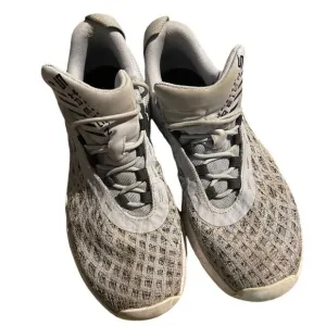 Under Armour size 10.5 reign tennis shoes excellent condition