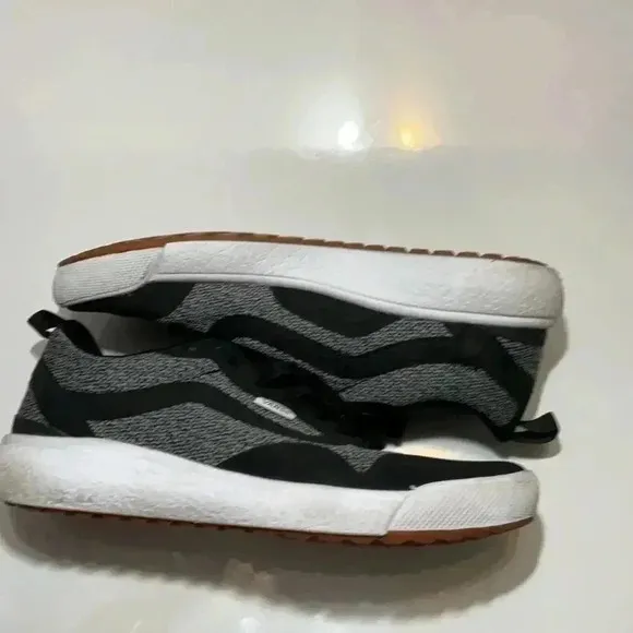 Vans ultra range, unisex, tennis shoes men’s size 7 women’s size8.5, 721356