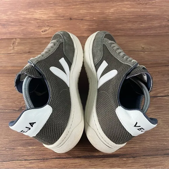 VEJA V-12 Green Suede Sneakers Men’s Size 10 Low Top Shoes
