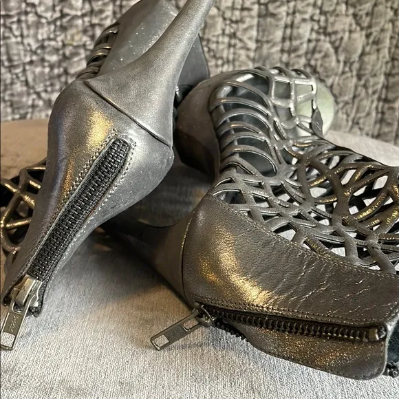 Vera Wang Lavender Label Black Heeled Shoes