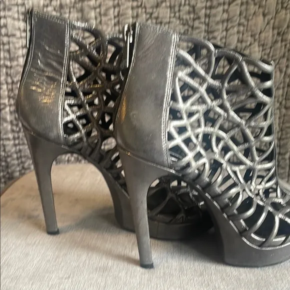 Vera Wang Lavender Label Black Heeled Shoes