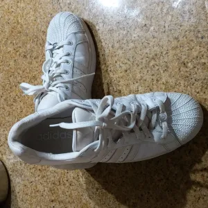 White Adidas tennis shoes 10.5
