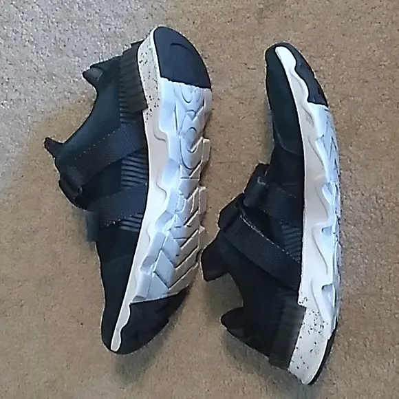 Women's Black Sorel Tennis Shoes, Size 6