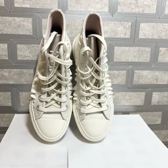 Women’s Converse Chuck Taylor Ruffle Platform High-Top Sneakers Cream size 6