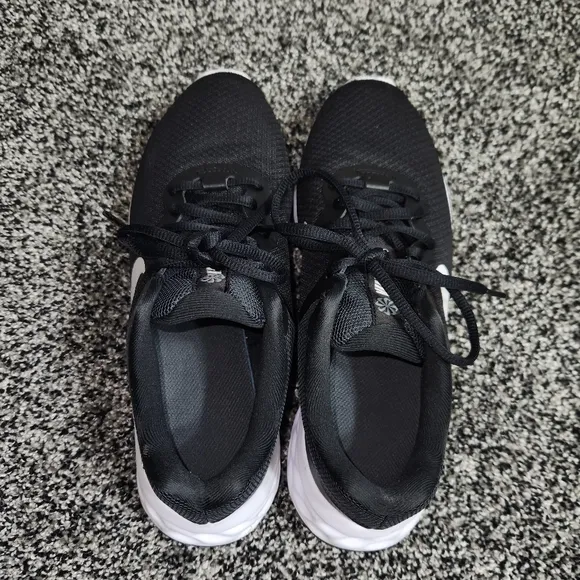 Women’s Nike Revolution 6 Road Running Shoe Sz 8 Athletic Sneakers Black &amp; White