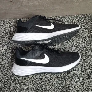 Women’s Nike Revolution 6 Road Running Shoe Sz 8 Athletic Sneakers Black &amp; White