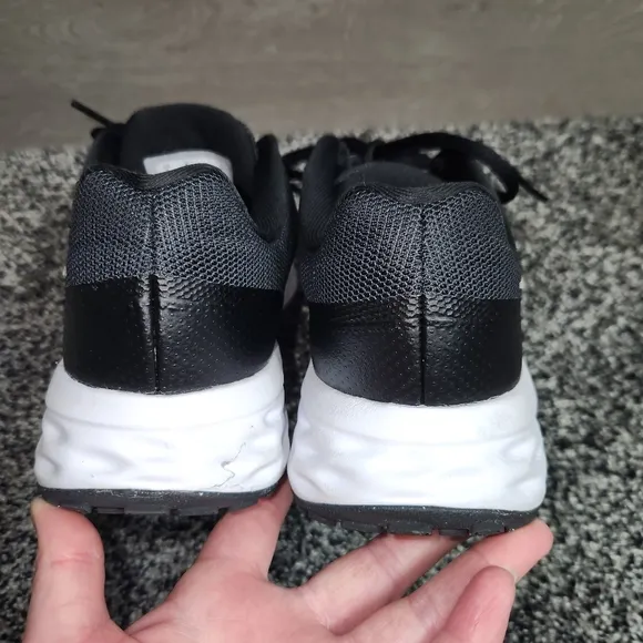 Women’s Nike Revolution 6 Road Running Shoe Sz 8 Athletic Sneakers Black &amp; White