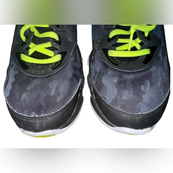 Wrn 2X🔥UNDER ARMOUR black yellow athletic tennis shoes youth boys size 6.5