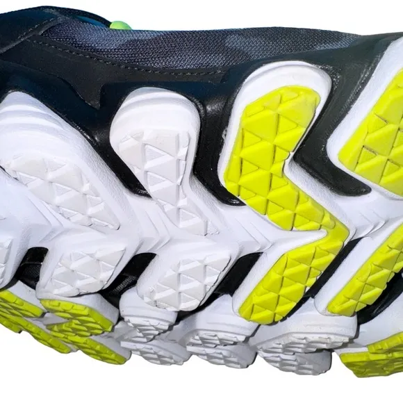 Wrn 2X🔥UNDER ARMOUR black yellow athletic tennis shoes youth boys size 6.5