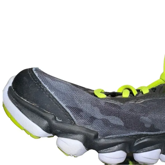 Wrn 2X🔥UNDER ARMOUR black yellow athletic tennis shoes youth boys size 6.5