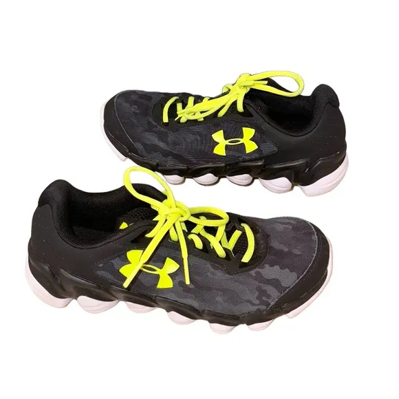 Wrn 2X🔥UNDER ARMOUR black yellow athletic tennis shoes youth boys size 6.5