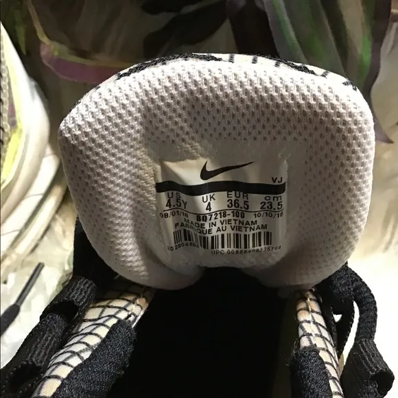 Youth size 4.5Y Nike air max shoes/ sneaker