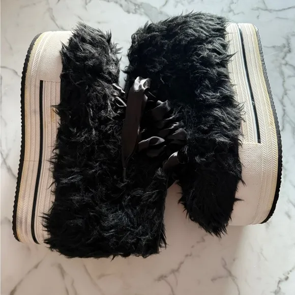 YRU fuzzy black tennis shoes size 6 in good used condition, see pics with laces