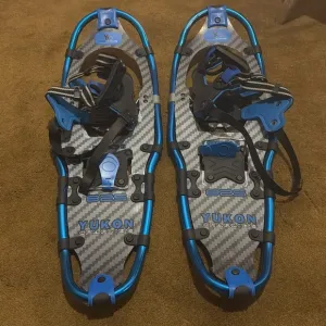 Yukon Charlie's Mountain Profile 825 blue Black Snowshoes with Carrying Bag